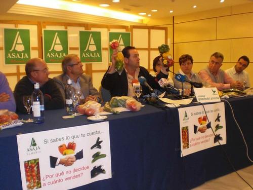 Asaja propone a los agricultores no abastecer a los supermercados que no paguen un precio digno por sus productos