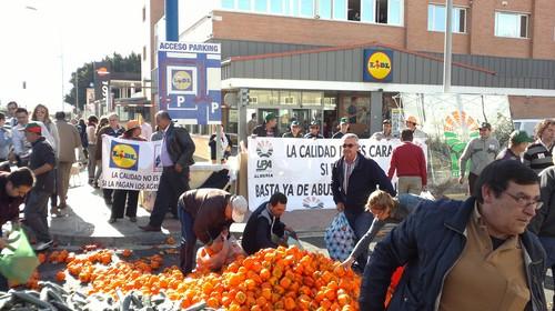 UPA se planta ante las puertas de las grandes superficies en protesta por los bajos precios