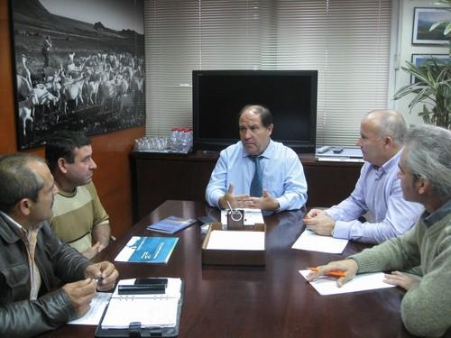 El delegado de Agricultura analiza con la Junta de Usuarios de Aguas del Río Adra los proyectos hídricos del municipio