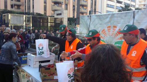 UPA hace un llamamiento a los europarlamentario con un reparto de hortalizas en Almería