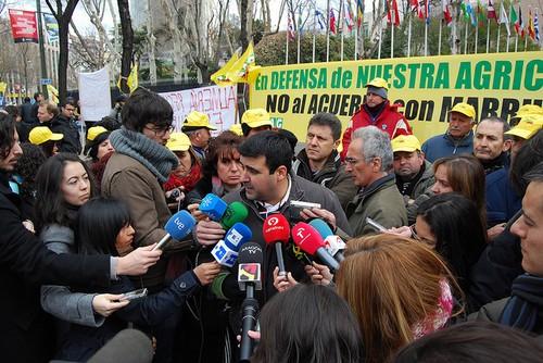 Agricultores convocados por COAG han iniciado una concentración permanente frente al edificio de la Unión Europea en Madrid