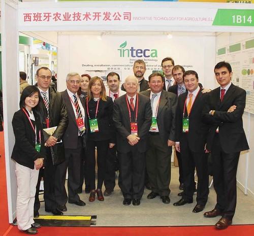 El embajador español en Beijing se interesa por las empresas almerienses que han expuesto su tecnología en la Feria Internacional de la Fresa