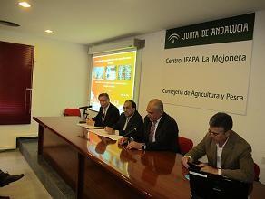 La Junta difunde a unas 70 empresas del sector agroalimentario las oportunidades de las energías renovables y la eficiencia