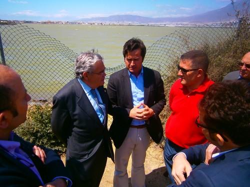 El subdelegado y el alcalde visitan la Balsa del Sapo para presentar a los afectados las alternativas a la solución definitiva