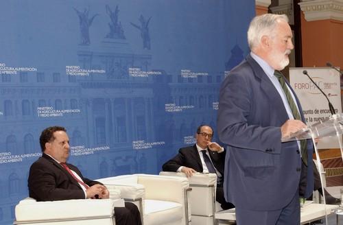 Arias Cañete asegura “el compromiso de España con la seguridad alimentaria”