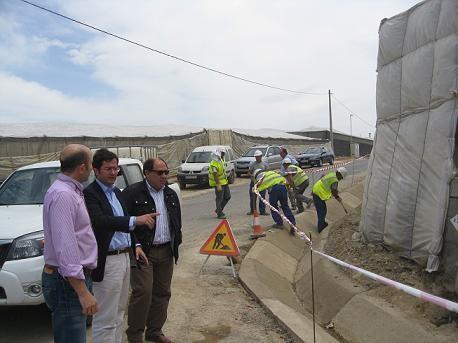 El delegado de Agricultura visita junto al alcalde de El Ejido los caminos rurales de El Alcor