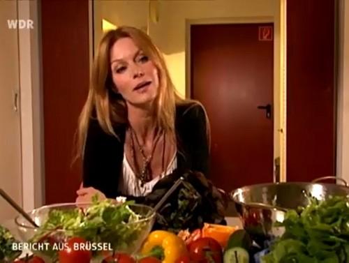 La actriz alemana Esther Schweins defiende en la televisión germana la seguridad de las hortalizas españolas en el aniversario de la E.coli