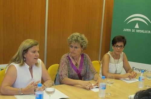 La gerente de Clisol Agro, Lola Gómez, acerca su experiencia a una decena de emprendedores alojados en viveros de la Junta