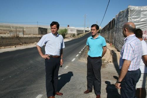 El alcalde de El Ejido visita las obras del camino rural de Las Chozas