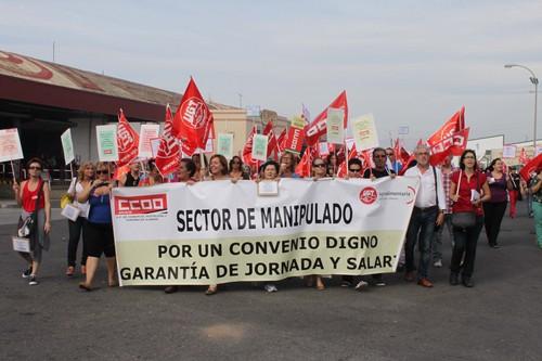 Los trabajadores y trabajadoras del manipulado “visitan” las empresas exigiendo un “convenio digno”
