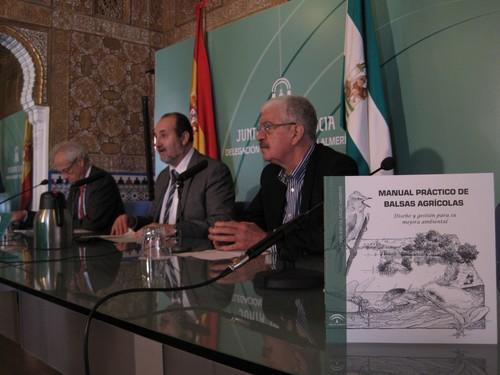 El delegado territorial de Agricultura presenta un manual práctico para mejorar el funcionamiento de las balsas agrícolas y potenciar sus valores ecológicos