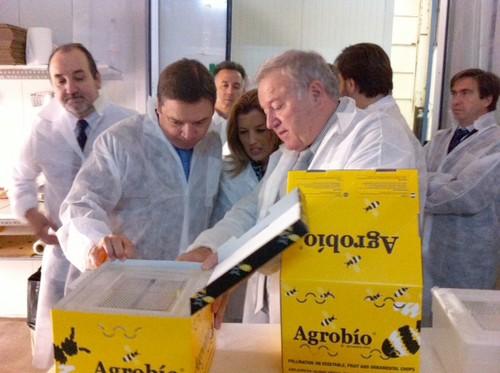 Luis Planas destaca la apuesta del sector y la Junta por el control biológico para combatir las plagas en los cultivos