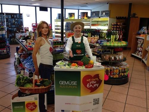 La Campaña ‘We Care, You Enjoy’ desafía las bajas temperaturas del invierno centro europeo y comienza sus promociones a pie de calle
