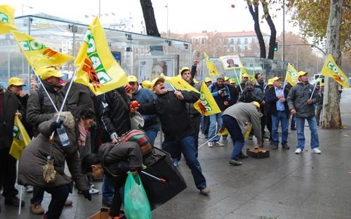 Agricultores convocados por COAG lanzan 500 kilos de tomates contra el Ministerio de Agricultura