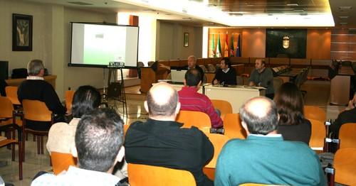 El Ayuntamiento de El Ejido aportará a los empresarios un proyecto de ensilado para la transformación de los restos vegetales  en alimento para ganado