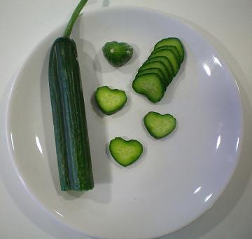 TECNOVA realiza un ensayo agronómico en pepinos con forma de corazón