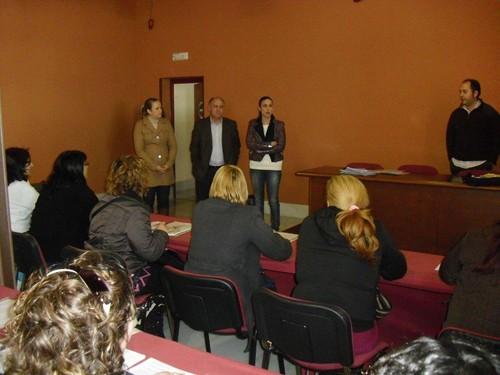 El alcalde de Adra y la diputada del Área de Igualdad inauguran el curso de ‘Operadora de maquinaria de naves agrícolas y manipulado’