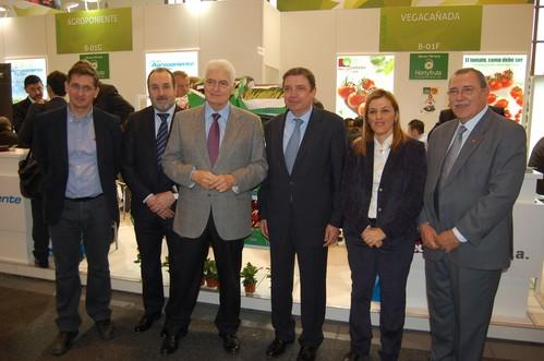 Grupo Agroponiente recibe en su stand al consejero de Agricultura andaluz