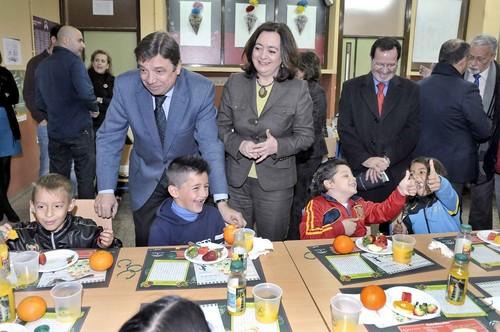 La Junta difunde hábitos alimenticios saludables mediante el reparto de fruta en las escuelas y actividades divulgativas