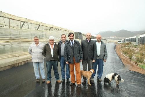 Ayuntamiento de El Ejido, vecinos y usuarios colaboran conjuntamente en la pavimentación del camino Las Launeras