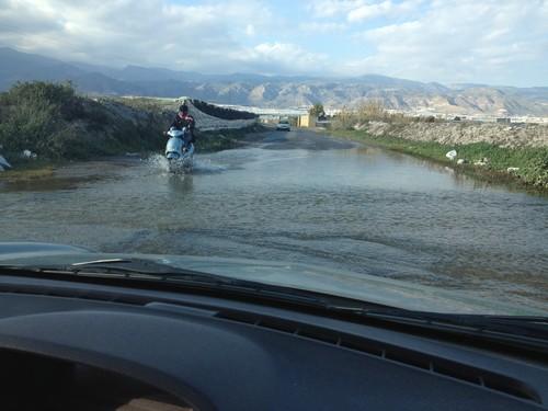 El Ayuntamiento de El Ejido pide a la Junta que entube el agua extraída de la Balsa del Sapo en los pasos que cruzan la rambla del Cañuelo