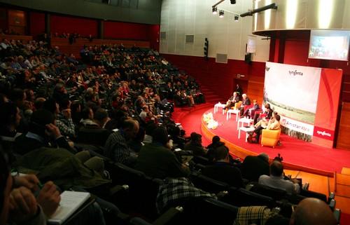 “Los retos de la agricultura se centran en producir más alimentos consumiendo menos recursos y en aumentar la calidad para ser más competitivos”
