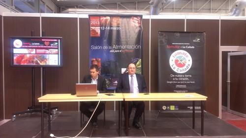 Los mercados de Castilla León y Madrid se interesan por el producto de la IGP Tomate La Cañada en Valladolid