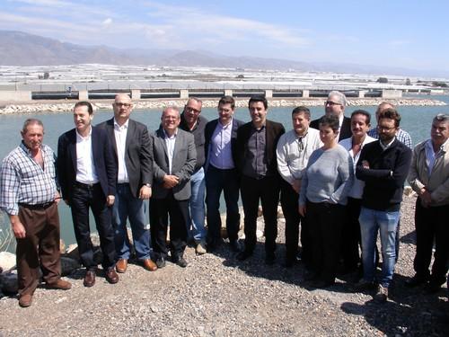 El vicesecretario general del PSOE de Andalucía visita la Balsa del Sapo y se reúne con la asociación 'Cañada de Las Norias'