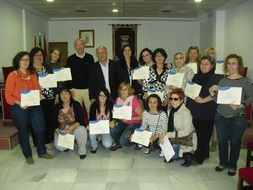 El Alcalde de Adra y la Diputada de Igualdad entregan los diplomas del curso de ‘Operadora de maquinaria de naves agrícolas y manipulado’