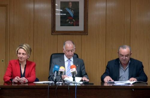 El PSOE pide a Amat que sea “valiente” y exija al Gobierno una rebaja fiscal para los agricultores de Almería