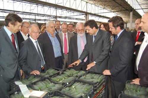 Arias Cañete ha visitado las instalaciones de Agroponiente y ha conocido de primera mano los procesos de esta empresa y de Grupo Fashion