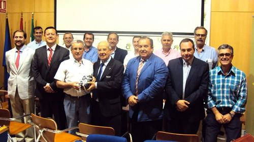 Agrocolor homenajea a José Cerezo por los años dedicados a la entidad