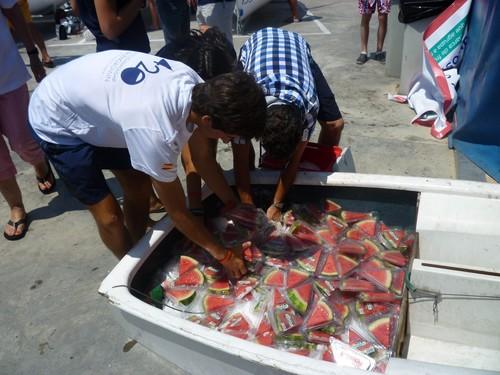 Anecoop repartirá 8.000 kilos de sandía Bouquet para los deportistas del Mundial de Vela