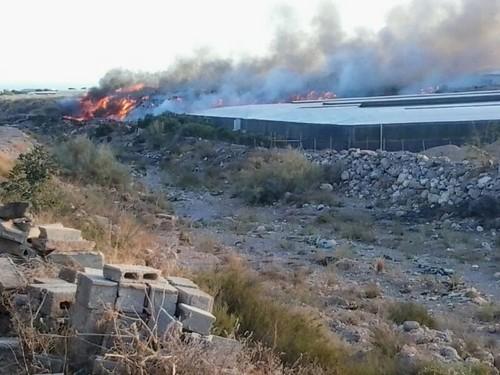 Varios invernaderos dañados por un fuego generado en un vertedero ilegal de residuos en Vícar