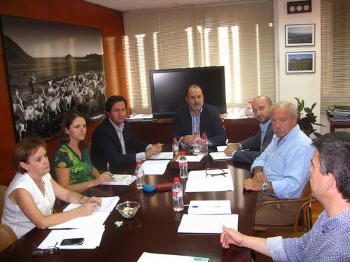 El alcalde de El Ejido se reúne con el delegado de Agricultura para tratar asuntos prioritarios al inicio de la campaña