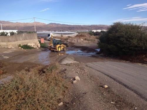 El Ayuntamiento de Níjar actúa de urgencia para reparar los daños provocados por las lluvias en caminos y ramblas