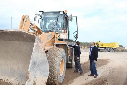 Seis equipos de maquinaria trabajan intensamente para garantizar el acceso a las fincas afectadas por la tormenta de lluvia y granizo