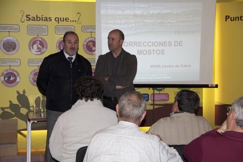 El delegado de Agricultura valora el interés de los viticultores de Almería por mejorar la elaboración de caldos