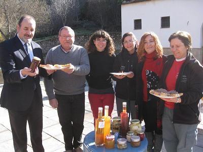 El delegado de Agricultura anima a desempleados de Alcolea a apostar por la fruticultura y las conservas ecológicas