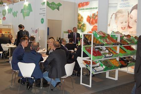 El stand de Agroponiente y Vegacañada en Fruit Logística abre sus puertas y recibe la visita del ministro alemán y la consejera de Agricultura