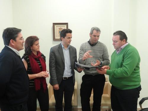 Holcim muestra a ASAJA Almería “una solución rentable e innovadora para reparar caminos rurales”