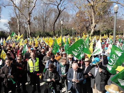 Faeca se une a los regantes para exigir medidas urgentes que palíen la presión de las tarifas eléctricas en el sector