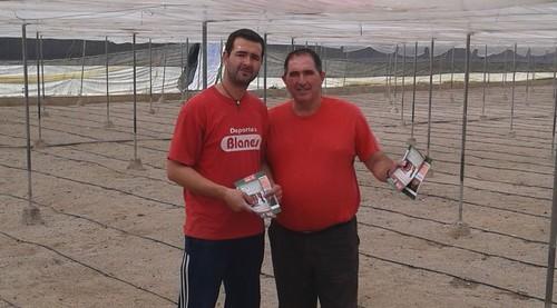 El PSOE inicia su reparto de folletos para exigir al PP que extienda la rebaja fiscal a los agricultores de toda la provincia
