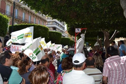 Las organizaciones agrarias COAG, ASAJA y UPA se han concentrado frente a la Delegación de Hacienda para exigir la rebaja fiscal