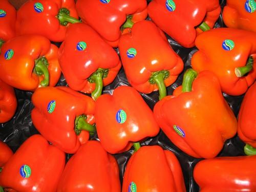 Pimiento y tomate cierran el mes de mayo vendiéndose a la mitad de precio de hace un año