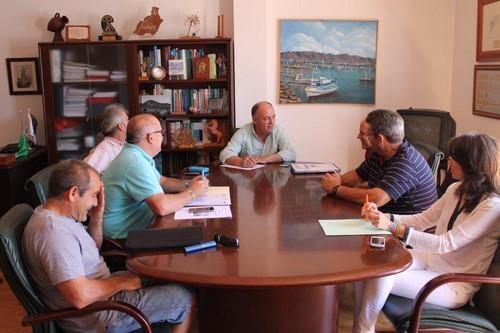 El alcalde de Adra se reúne con agricultores para analizar la campaña y abordar las cuestiones principales del campo