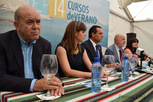 Una cata de vinos de las bodegas Vega Sicilia, plato fuerte del curso de verano sobre enología que se celebra en Laujar