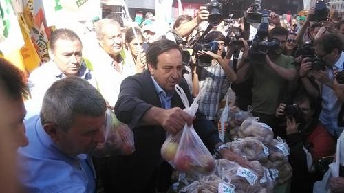 Multitudinario reparto de fruta en Madrid en protesta por el veto de Rusia a las exportaciones europeas