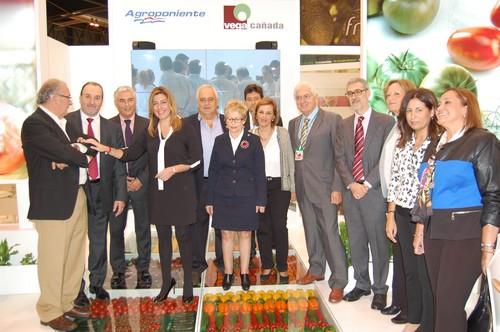 La presidenta de la Junta de Andalucía se interesa por los productos de Agroponiente y Vegacañada en el stand de Fruit Attraction