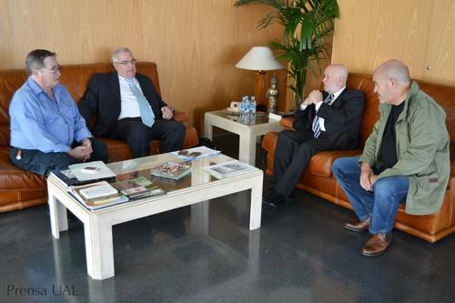 El cónsul general de Cuba en Andalucía, Ulises Arranz, visita la UAL para tratar temas relacionados con la I+D agroalimentaria